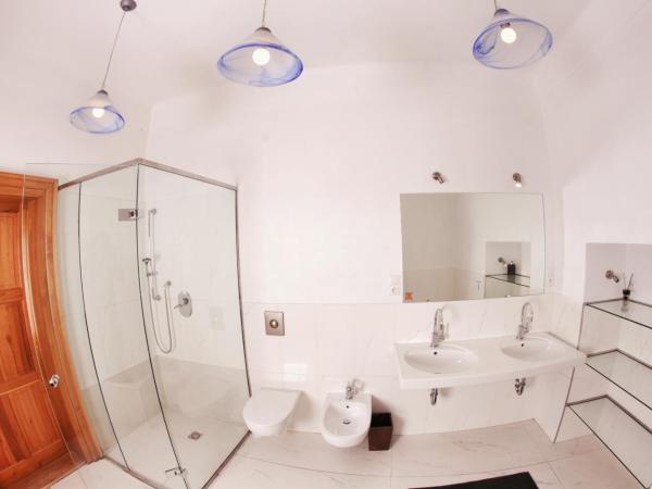 Hostel HOMEr - Old Town Square : photo 5 de la chambre chambre triple avec salle de bains commune