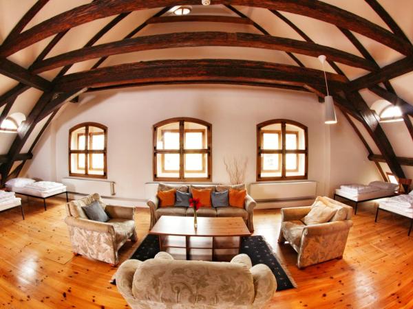 Hostel HOMEr - Old Town Square : photo 1 de la chambre lit simple dans dortoir mixte de 15 lits