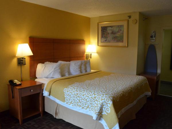 Days Inn by Wyndham Airport Nashville East : photo 7 de la chambre chambre lit king-size - accessible aux personnes à mobilité réduite - non-fumeurs