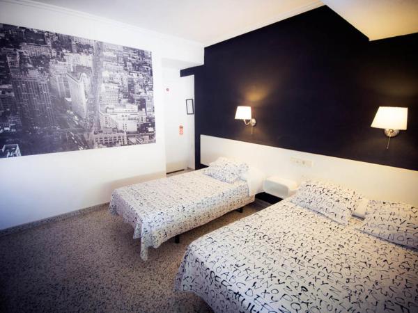 Hostal On Dormire Valencia : photo 1 de la chambre chambre double avec lit d'appoint