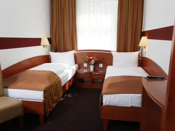 Hotel Condor : photo 1 de la chambre chambre double avec salle de bains privative séparée