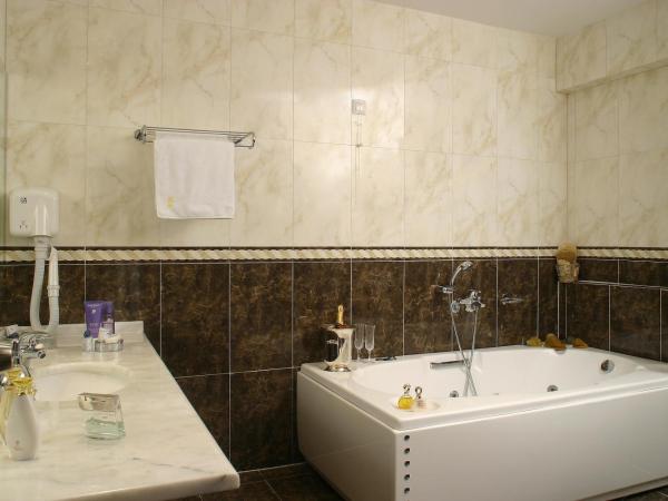 Blue Sea Hotel Alimos : photo 4 de la chambre suite avec baignoire spa
