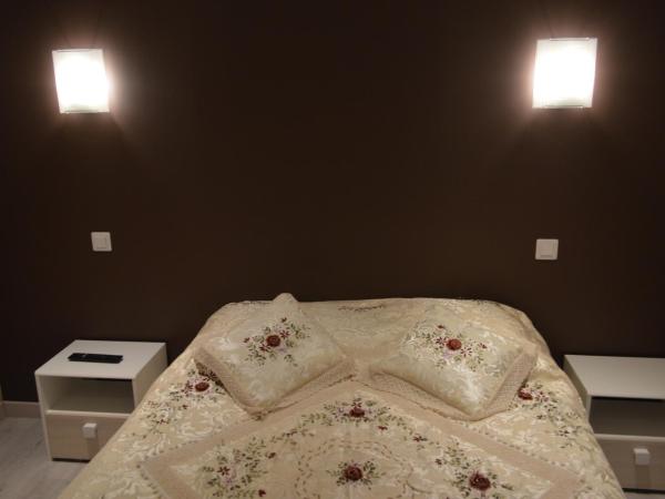 Hôtel Timgad : photo 1 de la chambre deux chambres doubles/lits jumeaux adjacentes avec salle de bains commune - accès par escalier uniquement