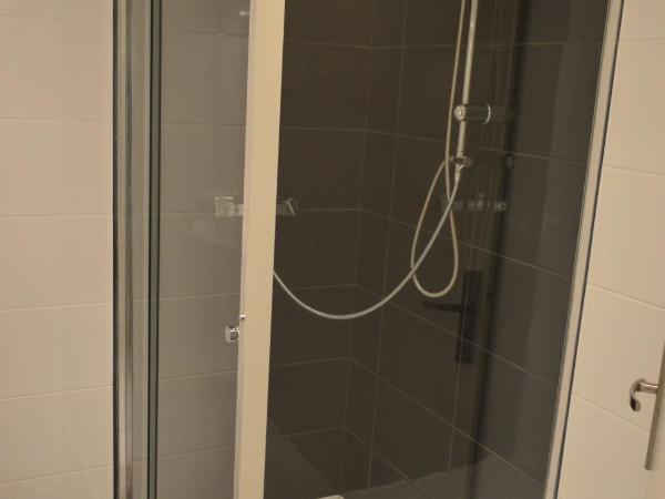 Hôtel Timgad : photo 6 de la chambre deux chambres doubles/lits jumeaux adjacentes avec salle de bains commune - accès par escalier uniquement