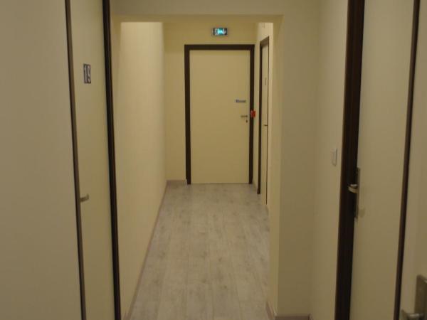 Hôtel Timgad : photo 7 de la chambre deux chambres doubles/lits jumeaux adjacentes avec salle de bains commune - accès par escalier uniquement