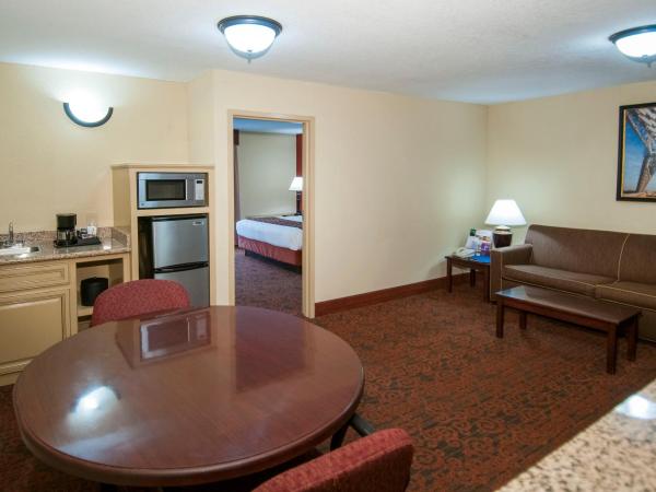 Governors Suites Hotel Oklahoma City Airport Area : photo 1 de la chambre suite lit king-size exécutive