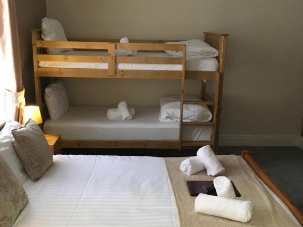 Hilbre Hotel : photo 1 de la chambre chambre familiale (2 adultes et 2 enfants)