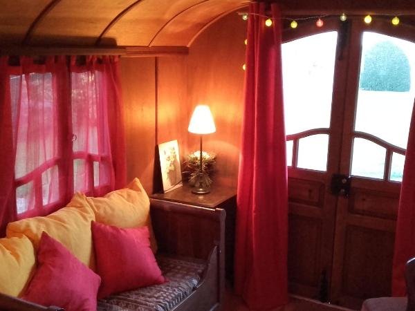 Les Roulottes de la Baronnie : photo 3 de la chambre caravane romanes (1-2 personnes)