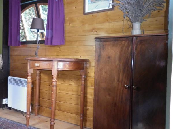 Les Roulottes de la Baronnie : photo 2 de la chambre caravane manolo (1 ou 2 personnes)