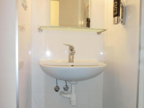 Orange Tulip Hotel : photo 2 de la chambre chambre familiale basique mansardée avec salle de bains privative