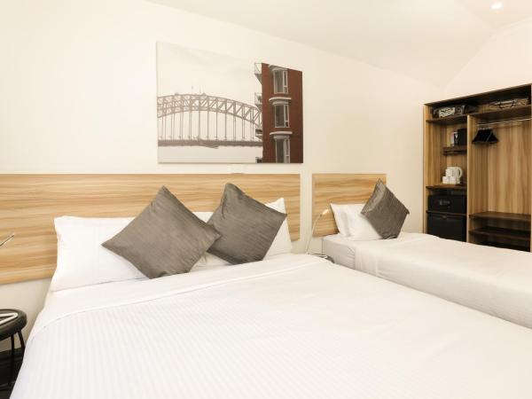 Glenferrie Lodge : photo 1 de la chambre chambre triple avec salle de bains commune