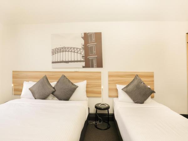 Glenferrie Lodge : photo 5 de la chambre chambre triple standard avec salle de bains commune