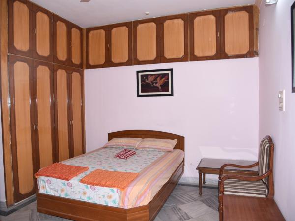 anjani mansion : photo 2 de la chambre chambre simple avec salle de bains