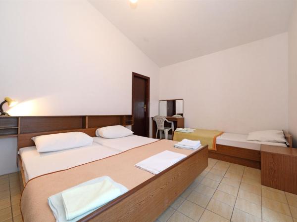 Rooms Jeriko : photo 3 de la chambre chambre triple standard – premier Étage