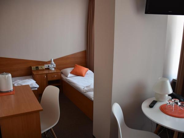 Hotel PZMot : photo 4 de la chambre chambre triple Économique