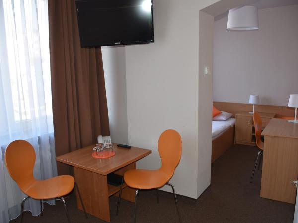 Hotel PZMot : photo 1 de la chambre chambre triple Économique