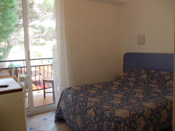 Hôtel Les Alizés : photo 1 de la chambre chambre triple - vue sur jardin