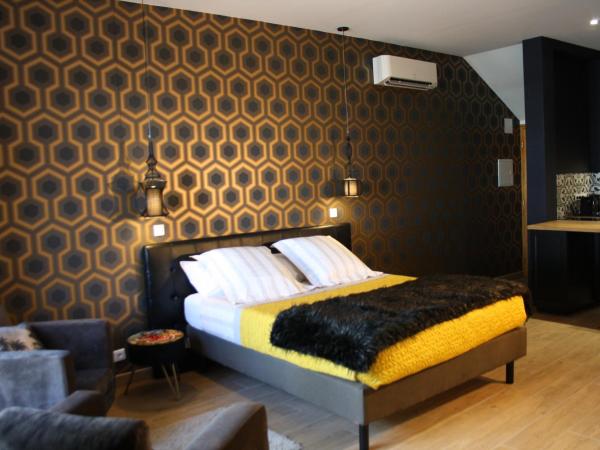 La Gourgasse Vieille : photo 4 de la chambre studio - vue sur piscine 