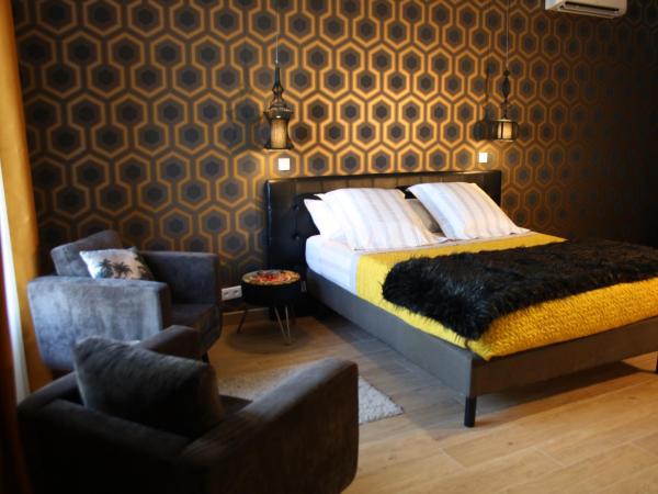 La Gourgasse Vieille : photo 8 de la chambre studio - vue sur piscine 