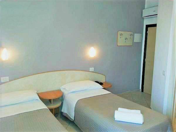 Hotel Prestige : photo 6 de la chambre chambre double avec balcon - vue sur jardin