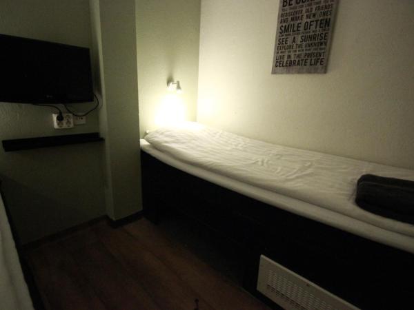 Hotell Centralstation : photo 4 de la chambre petite chambre lits jumeaux avec salle de bains commune - sans fenêtre 