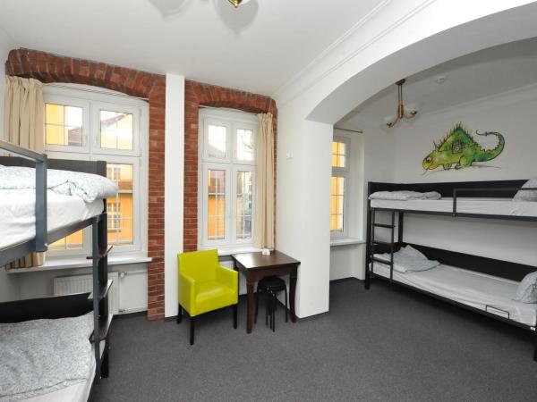 Hostel Wratislavia : photo 2 de la chambre lit dans dortoir mixte de 5 lits avec salle de bains