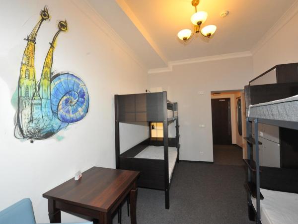 Hostel Wratislavia : photo 4 de la chambre chambre quadruple avec salle de bains