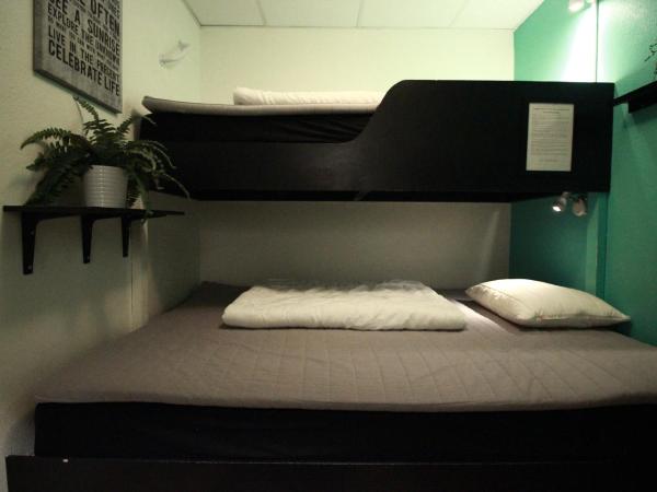 Vandrarhem Uppsala Centralstation : photo 2 de la chambre chambre double ou lits jumeaux avec salle de bains commune