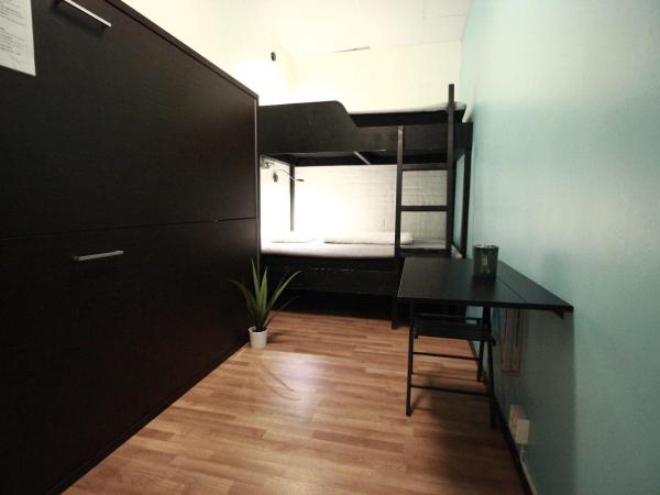 Vandrarhem Uppsala Centralstation : photo 2 de la chambre chambre quadruple avec salle de bains commune