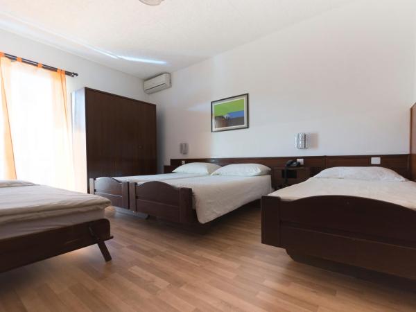 Hotel Besso Lugano Center : photo 1 de la chambre chambre quadruple avec balcon 