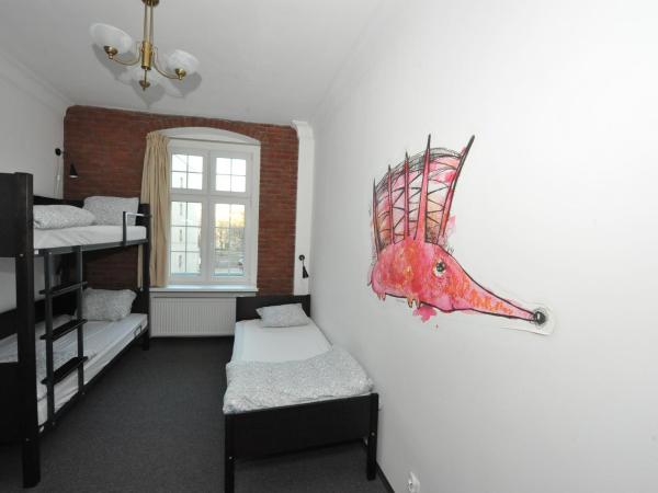 Hostel Wratislavia : photo 1 de la chambre chambre triple avec salle de bains