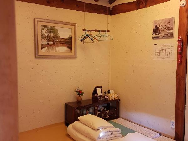 Gongsimga Hanok Guesthouse : photo 4 de la chambre chambre quadruple avec salle de bains privative