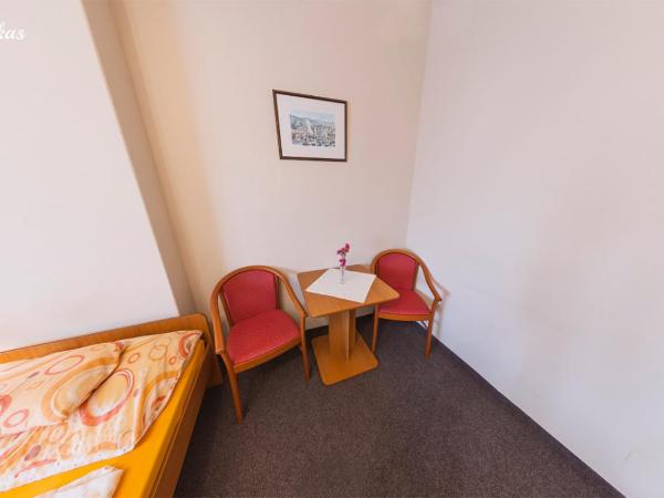 Pension Lukas : photo 2 de la chambre chambre triple avec douche #3