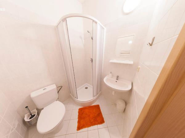 Pension Lukas : photo 5 de la chambre chambre triple avec douche #3