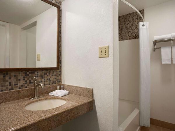 Super 8 by Wyndham Austin Downtown/Capitol Area : photo 2 de la chambre chambre lit queen-size - non-fumeurs