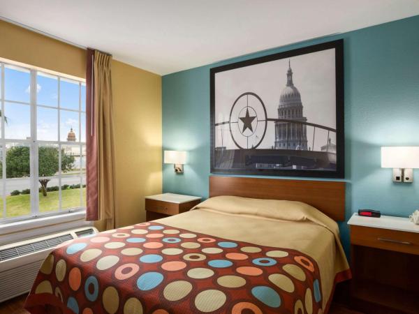 Super 8 by Wyndham Austin Downtown/Capitol Area : photo 1 de la chambre chambre lit queen-size - non-fumeurs