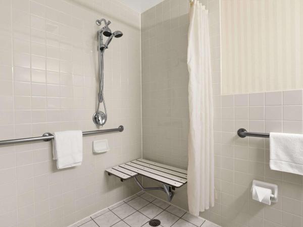 Travelodge by Wyndham San Francisco Bay : photo 1 de la chambre chambre lit queen-size pour personnes à mobilité réduite - non-fumeurs 