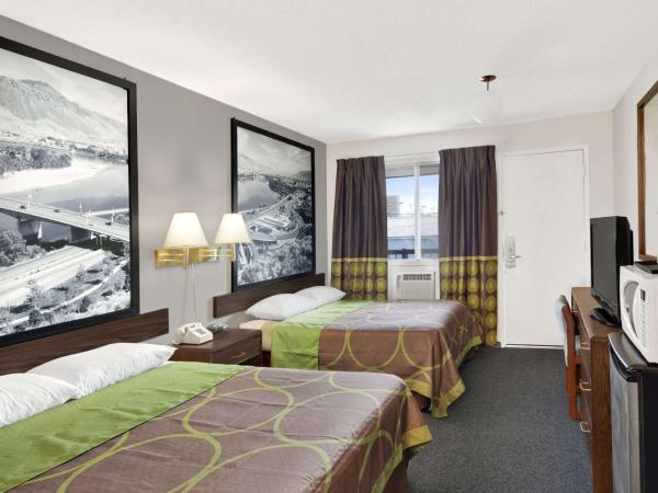 Super 8 by Wyndham Kamloops East : photo 1 de la chambre chambre double avec 2 lits doubles - fumeurs