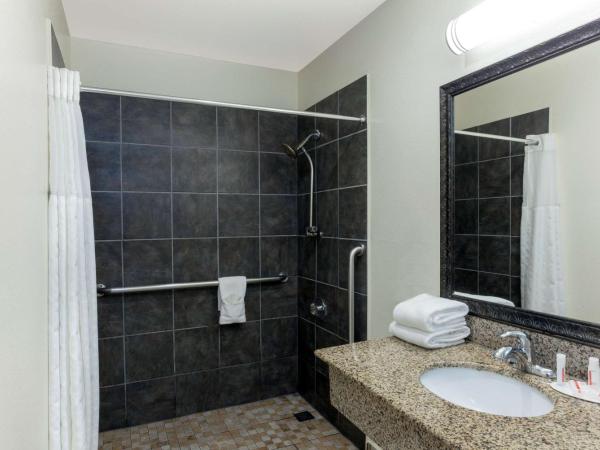 Super 8 by Wyndham San Diego Hotel Circle : photo 1 de la chambre chambre lit queen-size accessible aux personnes à mobilité réduite/malentendantes - non-fumeurs