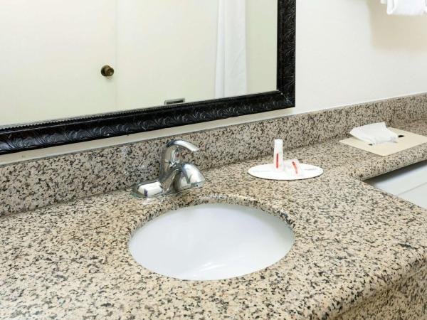 Super 8 by Wyndham San Diego Hotel Circle : photo 1 de la chambre chambre lit queen-size