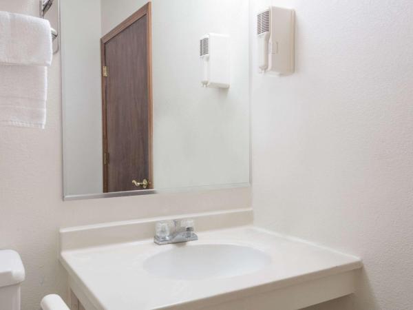 Super 8 by Wyndham Colorado Springs/Chestnut Street : photo 4 de la chambre chambre double avec 2 lits doubles - non-fumeurs