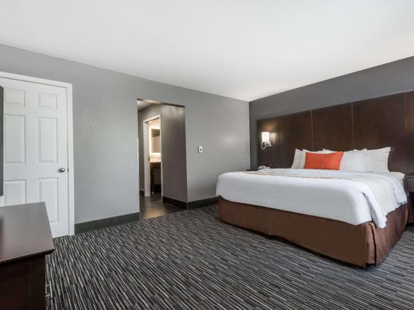 Hawthorn Extended Stay by Wyndham Columbus West : photo 7 de la chambre suite lit king-size avec douche accessible en fauteuil roulant - non-fumeurs