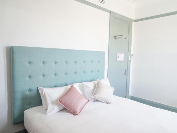 Oasis on Beamish Hotel : photo 1 de la chambre chambre lit king-size avec salle de bains commune