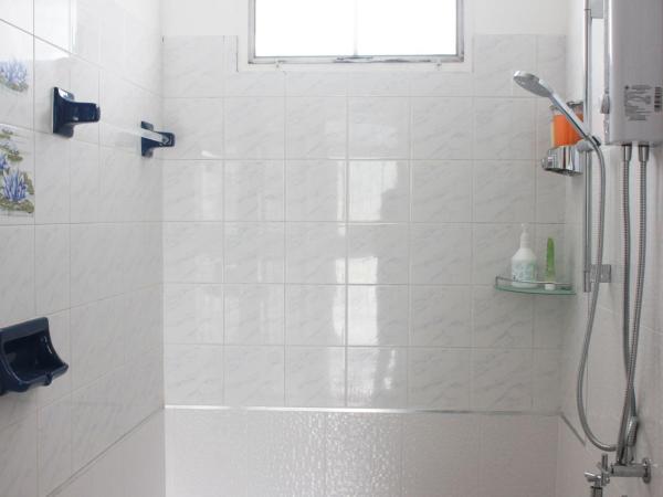 HOME@HOSTEL KANCHANABURI : photo 9 de la chambre chambre double avec salle de bains privative extérieure