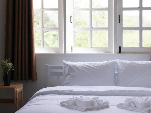 HOME@HOSTEL KANCHANABURI : photo 2 de la chambre chambre double avec salle de bains privative extérieure