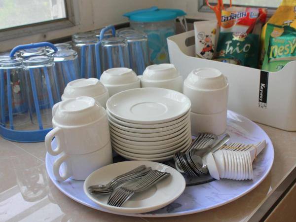 HOME@HOSTEL KANCHANABURI : photo 2 de la chambre chambre double avec salle de bains privative