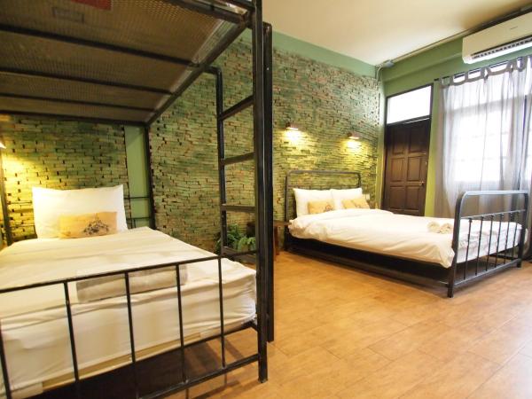 Niras Bankoc Hostel : photo 2 de la chambre chambre quadruple avec salle de bains privative