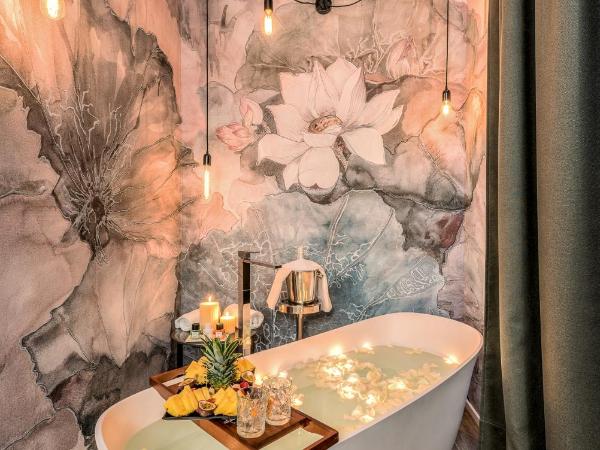 La Spezia by The First - Luxury Rooms & Suites : photo 6 de la chambre suite lune de miel avec baignoire