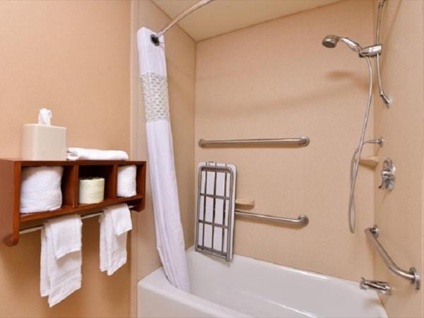 McKnight Hotel : photo 2 de la chambre chambre lit king-size avec baignoire - accessible aux personnes à mobilité réduite