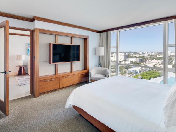 Carillon Miami Wellness Resort : photo 1 de la chambre  appartement 1 chambre avec lit king-size - vue sur ville